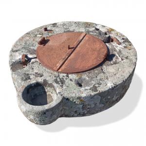 Pozzo antico in pietra con chiusino. Epoca 1600